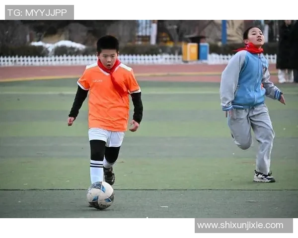 足球星帅气展现魅力 风采闪耀赛场引领潮流风尚